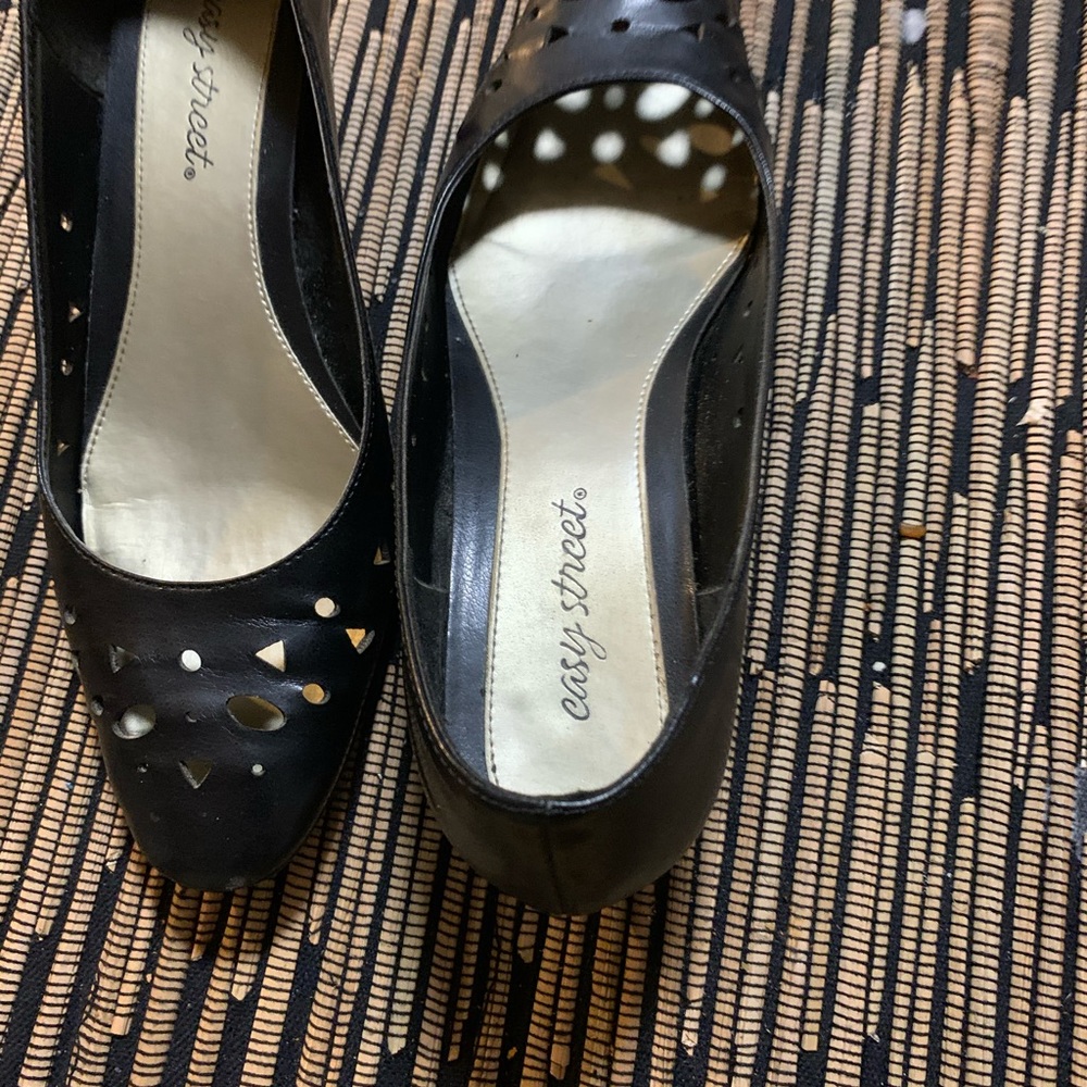 Black pumps
